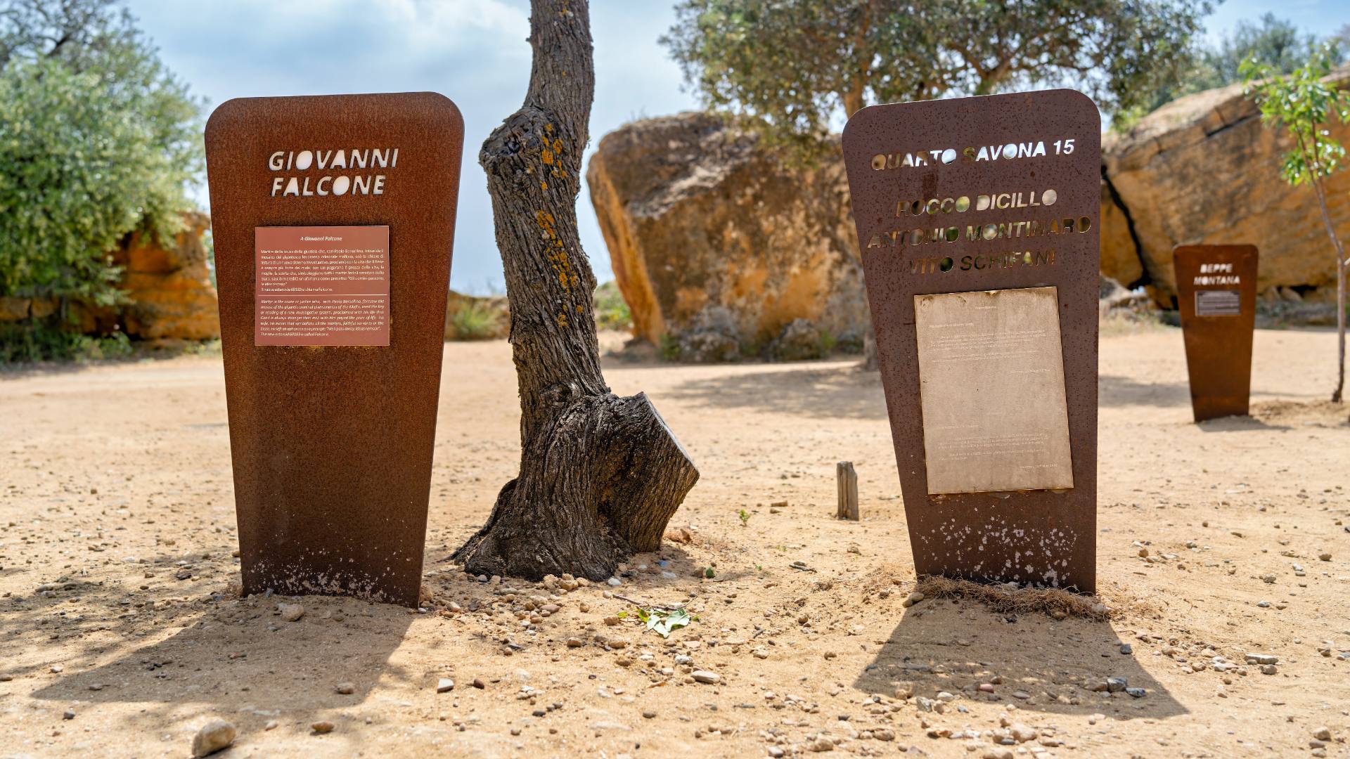 Zwischen den Tempeln gibt es ein Feld mit mehreren Tafeln, die an die bekanntesten ermordeten Kämpfer gegen die Mafia erinnern.